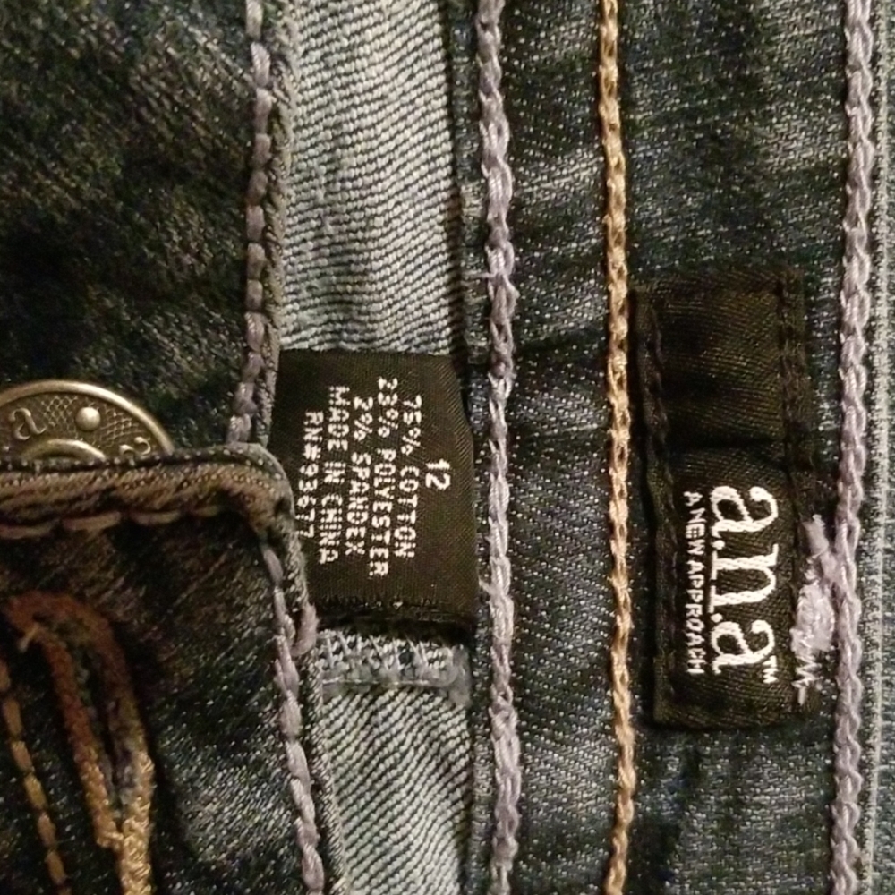 Ladies jeans modern fit.